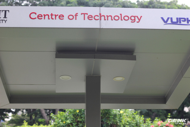 Đến thăm trường Đại học tại Việt Nam, nơi lắp đặt cả trạm sạc điện thoại sử dụng năng lượng mặt trời